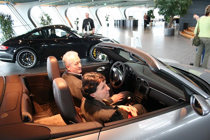j- Porsche (80).JPG - Visite de Porsche - Bernard craque mais Chantal résiste